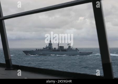 221005-N-AL206-1056 OCÉAN ATLANTIQUE (OCT 5, 2022) le destroyer de missiles guidés de classe Arleigh Burke USS McFaul (DDG 74) participe à un exercice militaire multinational avec la frégate de classe Sachsen de la Marine allemande FGS Hessen (F221) dans le cadre du groupe de grève des transporteurs Gerald R. Ford. Le premier porte-avions de classe USS Gerald R. Ford (CVN 78) est en cours de déploiement inaugural, menant des activités d’entraînement et des opérations le long des alliés et partenaires de l’OTAN afin d’améliorer l’intégration pour les opérations futures et de démontrer l’engagement de la Marine américaine à l’égard d’une région de l’Atlantique pacifique, stable et exempte de conflits. (É.-U. Bleu marine P Banque D'Images