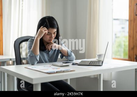 Jeune fatigué stressé surtravaillé femme d'affaires pigiste épuisé après le travail dur, souffrant de migraine mal de tête au bureau. Délai, travailleur licencié Banque D'Images