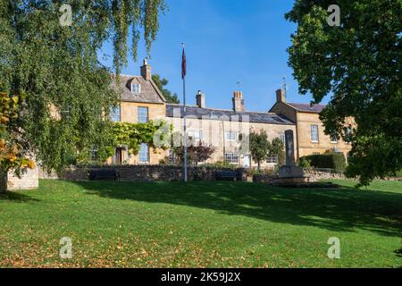 Blockley village Green et cotswold maisons en octobre. Cotswolds, Gloucestershire, Angleterre Banque D'Images