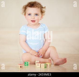 Apprendre est amusant pour un petit garçon curieux. Prise de vue en longueur d'un bébé mignon jouant avec des blocs de jouets. Banque D'Images