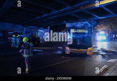 Berlin, Allemagne. 06th octobre 2022. Un bus à impériale de la ligne 282 est détruit sous un pont sur Bergstraße à Steglitz. Plusieurs personnes ont été blessées jeudi soir dans un accident avec un bus à impériale à Berlin-Steglitz. Selon les premières conclusions, il y a eu quatre blessés, dont deux grièvement, a déclaré un porte-parole de la police. L'accident s'est produit vers 10 heures sur Bergstraße dans le passage inférieur sous l'autoroute. Credit: Paul Zinken/dpa/Alay Live News Banque D'Images