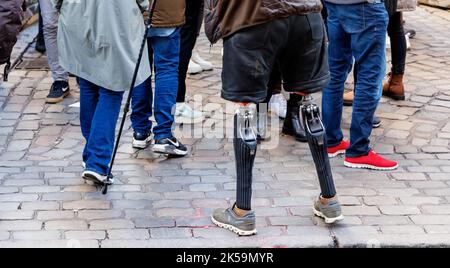 Hambourg, Allemagne. 04th octobre 2022. Un piéton avec deux cuisses prothétiques se dresse sur des pavés. Credit: Markus Scholz/dpa/Picture Alliance/dpa | Markus Scholz/dpa/Alay Live News Banque D'Images