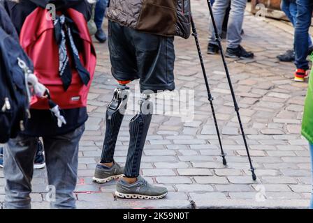 Hambourg, Allemagne. 04th octobre 2022. Un piéton avec deux cuisses prothétiques se dresse sur des pavés. Credit: Markus Scholz/dpa/Picture Alliance/dpa | Markus Scholz/dpa/Alay Live News Banque D'Images