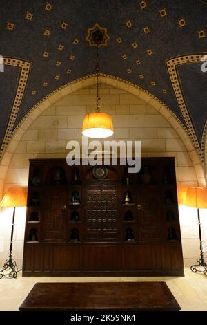 Un beau vieux cabinet en bois exposé dans le hall de l'hôtel dans le bâtiment du YMCA à Jérusalem. Banque D'Images