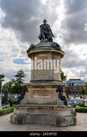 Stratford-upon-Avon, Royaume-Uni - 31 août 2022 : vue sur le Gower Memorial et la statue de William Shakespeare Banque D'Images