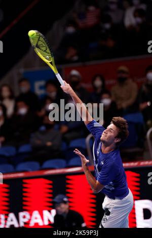 Tokyo, Japon. 2nd janvier 2022. Miomir KECMANOVIC (SRB) sert contre Frances TIAFOE (USA) lors de leur match Quater-final aux Championnats de tennis Rakuten Japan Open 2022 à l'Ariake Coliseum. Le tournoi a lieu de 1 octobre à 9. (Image de crédit: © Rodrigo Reyes Marin/ZUMA Press Wire) Banque D'Images