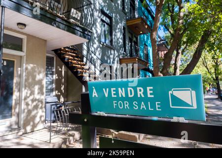 Un panneau vendre (à vendre en français) devant une maison Banque D'Images