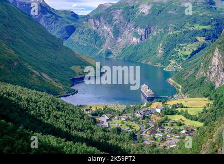 Vue panoramique sur Geiranger, un petit village touristique à la tête du Geirangerfjord. Photo prise du point de vue de Flydalsjuvet. Banque D'Images