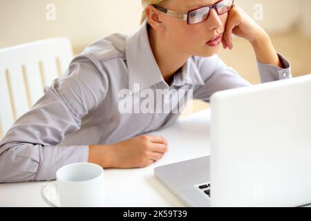 Je ne peux pas cerveau aujourd'hui, j'ai le stupide. Une jeune femme d'affaires qui s'ennuie à regarder l'écran de son ordinateur portable. Banque D'Images
