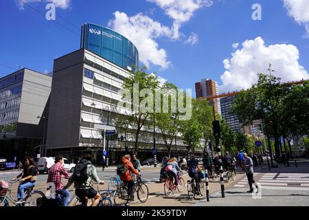 ROTTERDAM, PAYS-BAS - 9 JUIN 2022 : Rotterdam paysage urbain durable avec le World Trade Centre en arrière-plan Banque D'Images