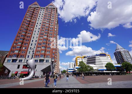 ROTTERDAM, PAYS-BAS - 9 JUIN 2022 : ville de Rotterdam avec bâtiment de Statendam, Bibliothèque Centrale Rotterdam et Tour Blaak, pays-Bas Banque D'Images