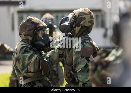 Manille, Philippines. 7th octobre 2022. Les marins philippins effectuent une reconnaissance et une surveillance chimiques au cours d'un exercice militaire conjoint entre les États-Unis et les Philippines, baptisé « Kamandag », signifiant « coopération des guerriers de la mer ». » Dans la province de Zamballes, au nord-ouest de Manille, aux Philippines. 7 octobre 2022. Les Philippines et les Marines des États-Unis ont lancé lundi des exercices militaires de grande envergure dans les îles Philippines et dans les environs, dans un climat de tensions en mer de Chine méridionale et dans le détroit de Taiwan. (Image de crédit : © Basilio Sepe/ZUMA Press Wire) Banque D'Images