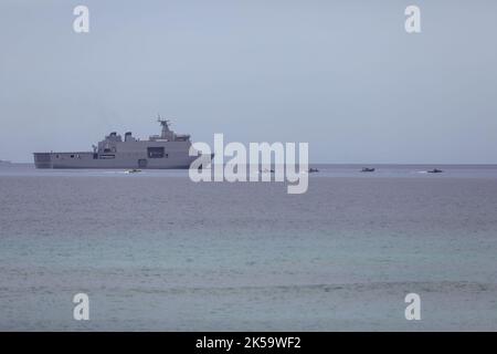 Manille, Philippines. 7th octobre 2022. Des véhicules amphibies transportant des troupes américaines et philippines manœuvrent lors d'un atterrissage sur la plage lors d'un exercice militaire conjoint entre les États-Unis et les Philippines, baptisé « Kamandag », signifiant « Cooperation of the Warriors of the Sea » (coopération des guerriers de la mer). » Dans la province de Zamballs, au nord-ouest de Manille, aux Philippines. 7 octobre 2022. Les Philippines et les Marines des États-Unis, qui ont participé à des militaires japonais et sud-coréens, ont lancé lundi des exercices militaires de grande envergure dans les îles Philippines et dans les environs, dans un climat de tensions en mer de Chine méridionale et dans le détroit de Taiwan. (Image crédit : © Basi Banque D'Images