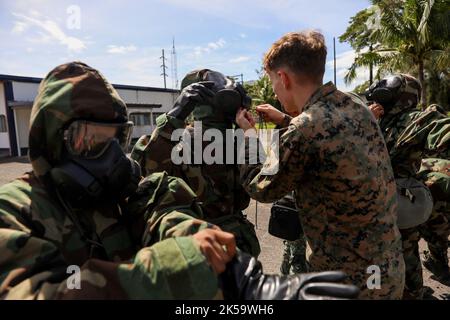 Manille, Philippines. 7th octobre 2022. Un soldat américain assiste les marins philippins lorsqu'ils effectuent une reconnaissance et une surveillance chimiques au cours d'un exercice militaire américano-philippin baptisé « Kamandag » signifiant « coopération des guerriers de la mer » dans la province de Zamballes, au nord-ouest de Manille, aux Philippines. 7 octobre 2022. Les Philippines et les Marines des États-Unis ont lancé lundi des exercices militaires de grande envergure dans les îles Philippines et dans les environs, dans un climat de tensions en mer de Chine méridionale et dans le détroit de Taiwan. (Image de crédit : © Basilio Sepe/ZUMA Press Wire) Banque D'Images