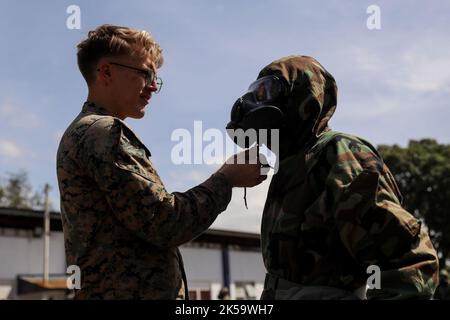 Manille, Philippines. 7th octobre 2022. Un soldat américain assiste un marin philippin lorsqu'il effectue une reconnaissance et une surveillance chimiques au cours d'un exercice militaire américano-philippin baptisé « Kamandag » signifiant « coopération des guerriers de la mer » dans la province de Zambals, au nord-ouest de Manille, aux Philippines. 7 octobre 2022. Les Philippines et les Marines des États-Unis ont lancé lundi des exercices militaires de grande envergure dans les îles Philippines et dans les environs, dans un climat de tensions en mer de Chine méridionale et dans le détroit de Taiwan. (Image de crédit : © Basilio Sepe/ZUMA Press Wire) Banque D'Images