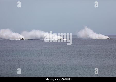 Manille, Philippines. 7th octobre 2022. Des véhicules amphibies transportant des troupes américaines et philippines manœuvrent lors d'un atterrissage sur la plage lors d'un exercice militaire conjoint entre les États-Unis et les Philippines, baptisé « Kamandag », signifiant « Cooperation of the Warriors of the Sea » (coopération des guerriers de la mer). » Dans la province de Zamballs, au nord-ouest de Manille, aux Philippines. 7 octobre 2022. Les Philippines et les Marines des États-Unis, qui ont participé à des militaires japonais et sud-coréens, ont lancé lundi des exercices militaires de grande envergure dans les îles Philippines et dans les environs, dans un climat de tensions en mer de Chine méridionale et dans le détroit de Taiwan. (Image crédit : © Basi Banque D'Images