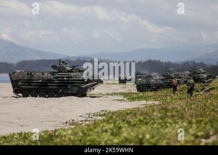 Manille, Philippines. 7th octobre 2022. Des véhicules d'assaut amphibies transportant des troupes américaines et philippines, font un atterrissage sur la plage lors d'un exercice militaire américano-philippin baptisé « Kamandag » signifiant « coopération des guerriers de la mer » dans la province de Zamballs, au nord-ouest de Manille, aux Philippines. 7 octobre 2022. Les Philippines et les Marines des États-Unis, qui ont participé à des militaires japonais et sud-coréens, ont lancé lundi des exercices militaires de grande envergure dans les îles Philippines et dans les environs, dans un climat de tensions en mer de Chine méridionale et dans le détroit de Taiwan. (Credit image: © Basilio Sepe/ZUMA Pre Banque D'Images