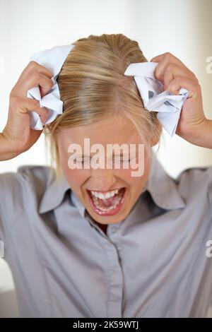 Je ne peux plus en prendre. Une femme frustrée criant et émiettant des papiers contre sa tête. Banque D'Images