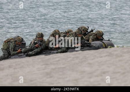 Manille, Philippines. 7th octobre 2022. Les marins philippins font un atterrissage sur la plage lors d'un exercice militaire américano-philippin baptisé « Kamandag » signifiant « coopération des guerriers de la mer ». » Dans la province de Zambals, au nord-ouest de Manille, aux Philippines. 7 octobre 2022. Les Philippines et les Marines des États-Unis, qui ont participé à des militaires japonais et sud-coréens, ont lancé lundi des exercices militaires de grande envergure dans les îles Philippines et dans les environs, dans un climat de tensions en mer de Chine méridionale et dans le détroit de Taiwan. (Image de crédit : © Basilio Sepe/ZUMA Press Wire) Banque D'Images