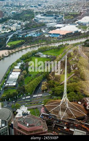 Vue sur la ville de Melbourne depuis la Tour Eureka, Southbank, vue sur le centre des arts, les hangars de la Yarra River et les stades sportifs, y compris le MCG Banque D'Images