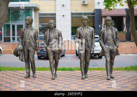 Une statue de bronze de l'emblématique pop, rock band, The Beatles, Walking. À Astana, Nursultan, Kazakhstan. Banque D'Images