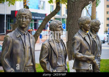 Une statue de bronze de l'emblématique pop, rock band, The Beatles, Walking. À Astana, Nursultan, Kazakhstan. Banque D'Images