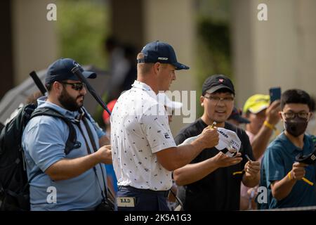BANGKOK, THAÏLANDE - OCTOBRE 7 : Bryson DeChambeau des États-Unis d'Amérique signe des autographes avant le premier tour au LIV GOLF INVITATIONAL BANGKOK au Stonehill Golf course on 7 octobre 2022 à Bangkok, THAÏLANDE (photo de Peter van der Klooster/Alay Live News) Banque D'Images