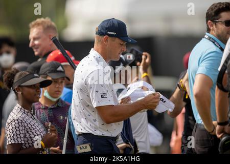 BANGKOK, THAÏLANDE - OCTOBRE 7 : Bryson DeChambeau des États-Unis d'Amérique signe des autographes avant le premier tour au LIV GOLF INVITATIONAL BANGKOK au Stonehill Golf course on 7 octobre 2022 à Bangkok, THAÏLANDE (photo de Peter van der Klooster/Alay Live News) Banque D'Images