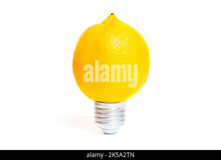 Ampoule légère en forme de citron frais isolée sur fond blanc. Banque D'Images