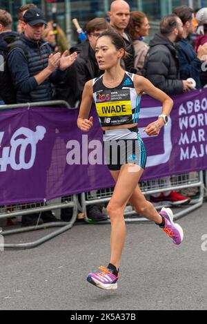 REIA Iwade dans la course TCS London Marathon 2022 Elite Women à Tower Hill, City of London, Royaume-Uni. Athlète japonaise Banque D'Images