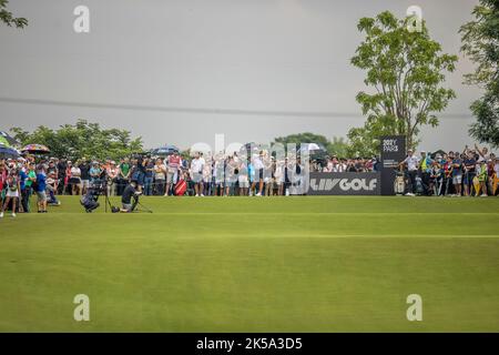 BANGKOK, THAÏLANDE - OCTOBRE 7 : Dustin Johnson, des États-Unis d'Amérique, débarque sur le trou 7 lors de la première partie au golf LIV INVITATIONAL DE BANGKOK au parcours de golf Stonehill sur 7 octobre 2022 à Bangkok, THAÏLANDE (photo de Peter van der Klooster/Alamy Live News) Banque D'Images