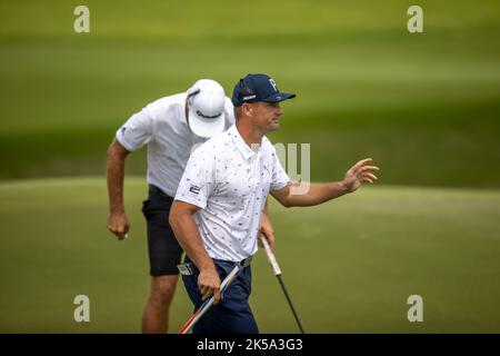 BANGKOK, THAÏLANDE - OCTOBRE 7 : Bryson DeChambeau des États-Unis d'Amérique après avoir fait des oiseaux sur le trou 7 au cours de la première partie au golf LIV INVITATIONAL BANGKOK au parcours de golf Stonehill sur 7 octobre 2022 à Bangkok, THAÏLANDE (photo de Peter van der Klooster/Alamy Live News) Banque D'Images