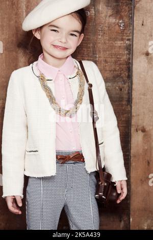 Je suis coco. Portrait d'une adorable petite fille habillée dans un style qui rappelle Coco Chanel. Banque D'Images