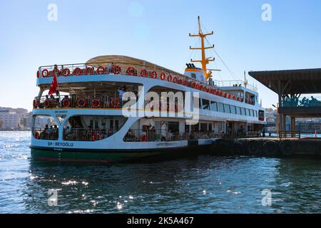 Célèbres ferries d'Istanbul. Un ferry près de la jetée de Karakoy. Istanbul Turquie - 9.30.2022 Banque D'Images