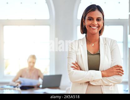 Femme indienne, gestionnaire d'affaires au bureau et démarrage confiante portrait professionnel de la chef de la direction à Toronto. Motivation de leadership, sourire professionnel heureux Banque D'Images