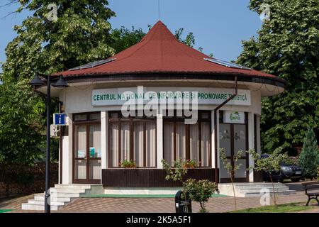 Novaci, Gorj County, Roumanie – 24 juillet 2022 : le centre d'information touristique de Novaci, Gorj, Roumanie Banque D'Images