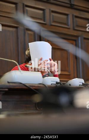 Hambourg, Allemagne. 07th octobre 2022. Le défendeur (m) est assis dans une salle d'audience de l'édifice du système de justice pénale avant le début du procès. Le défendeur de 47 ans aurait tué un homme de 63 ans avec un couteau à l'hôtel Michel de Hambourg (St. L'église principale de Michel) le matin de 28 mars 2022. Credit: Jonas Walzberg/dpa/Alay Live News Banque D'Images