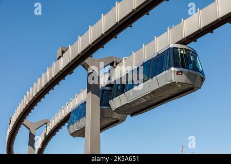 L'aéroport de Düsseldorf - Sky train relie le terminal à la gare de l'aéroport et à différents parkings situés dans la zone de l'aéroport Banque D'Images