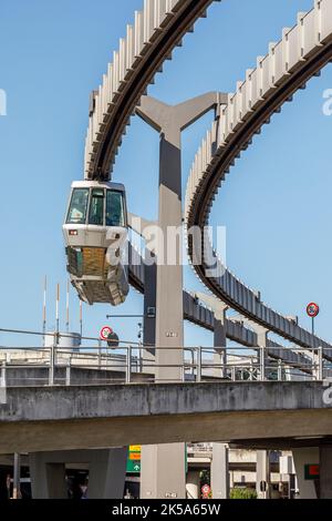 L'aéroport de Düsseldorf - Sky train relie le terminal à la gare de l'aéroport et à différents parkings situés dans la zone de l'aéroport Banque D'Images