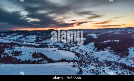 coucher de soleil dans les montagnes en hiver. Paysage - Village - coucher de soleil Banque D'Images