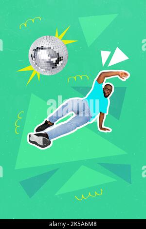 Montage photo vertical créatif de drôle insouciant positif homme danse breakdance lumineuse boule disco isolée sur fond vert couleur Banque D'Images