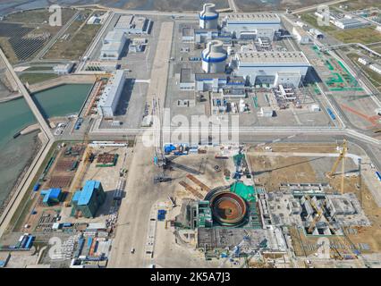 YANTAI, CHINE - 7 OCTOBRE 2022 - une photo aérienne montre la construction de l'unité 3 de la centrale nucléaire de Haiyang à Yantai, dans la province de Shandong, en Chine, Banque D'Images
