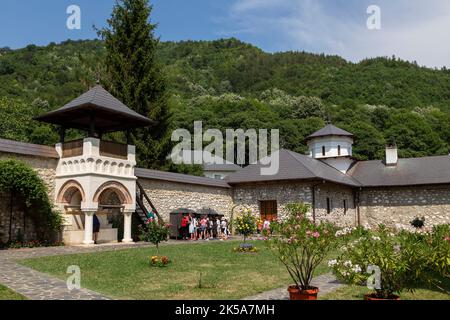 Vue depuis le monastère de Polovragi, Gorj, Roumanie. Le monastère est un ancien monument architectural du comté de Gorj. Banque D'Images