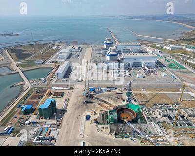 YANTAI, CHINE - 7 OCTOBRE 2022 - une photo aérienne montre la construction de l'unité 3 de la centrale nucléaire de Haiyang à Yantai, dans la province de Shandong, en Chine, Banque D'Images