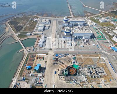 YANTAI, CHINE - 7 OCTOBRE 2022 - une photo aérienne montre la construction de l'unité 3 de la centrale nucléaire de Haiyang à Yantai, dans la province de Shandong, en Chine, Banque D'Images