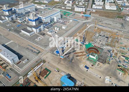 YANTAI, CHINE - 7 OCTOBRE 2022 - une photo aérienne montre la construction de l'unité 3 de la centrale nucléaire de Haiyang à Yantai, dans la province de Shandong, en Chine, Banque D'Images
