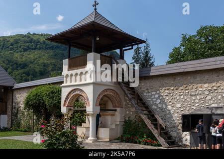 Vue depuis le monastère de Polovragi, Gorj, Roumanie. Le monastère est un ancien monument architectural du comté de Gorj. Banque D'Images