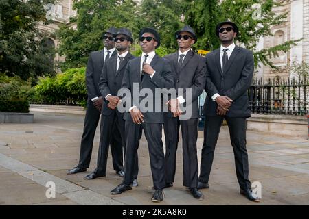 Bilal Musa Huka, Rashid Amini Kulembwa, Seif Mohamed Mlevi, Peter Mnyamosi Obunde et Mohamed Salim Mwakidudu AKA les frères Black Blues posent à l'extérieur de la cathédrale St Paul de Londres. Les Black Blues Brothers sont une troupe d'acrobates qui se sont produits pour le Pape François au Vatican, à la famille royale britannique et au Royal Variety Show. Les Black Blues Brothers font une tournée au Royaume-Uni avec leur spectacle qui est un hommage acrobatique au légendaire film culte. Les frères Black Blues ont utilisé une légendaire Red Phone Box de Londres pour un appel photo. La société est originaire du Kenya et est en tournée au Royaume-Uni après un Banque D'Images