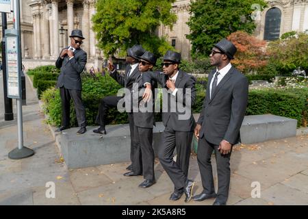 Bilal Musa Huka, Rashid Amini Kulembwa, Seif Mohamed Mlevi, Peter Mnyamosi Obunde et Mohamed Salim Mwakidudu AKA les frères Black Blues posent à l'extérieur de la cathédrale St Paul de Londres. Les Black Blues Brothers sont une troupe d'acrobates qui se sont produits pour le Pape François au Vatican, à la famille royale britannique et au Royal Variety Show. Les Black Blues Brothers font une tournée au Royaume-Uni avec leur spectacle qui est un hommage acrobatique au légendaire film culte. Les frères Black Blues ont utilisé une légendaire Red Phone Box de Londres pour un appel photo. La société est originaire du Kenya et est en tournée au Royaume-Uni après un Banque D'Images