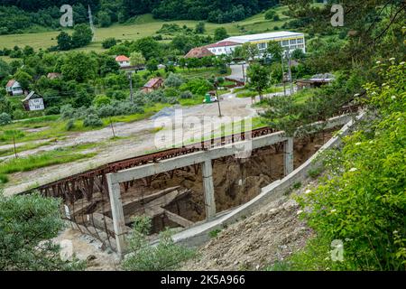 Le vieux puits d'accès à la mine de sel de PRAID, maintenant fermé, risque de s'effondrer sur 19 juin 2021 à PRAID, Harghita. Banque D'Images